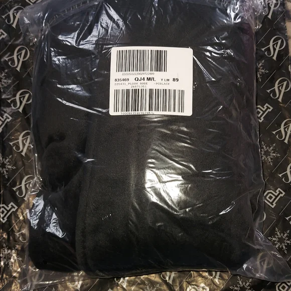 PINK VS Fluffy Robe Fit size Medium to Large NWT - Picture 4 of 6